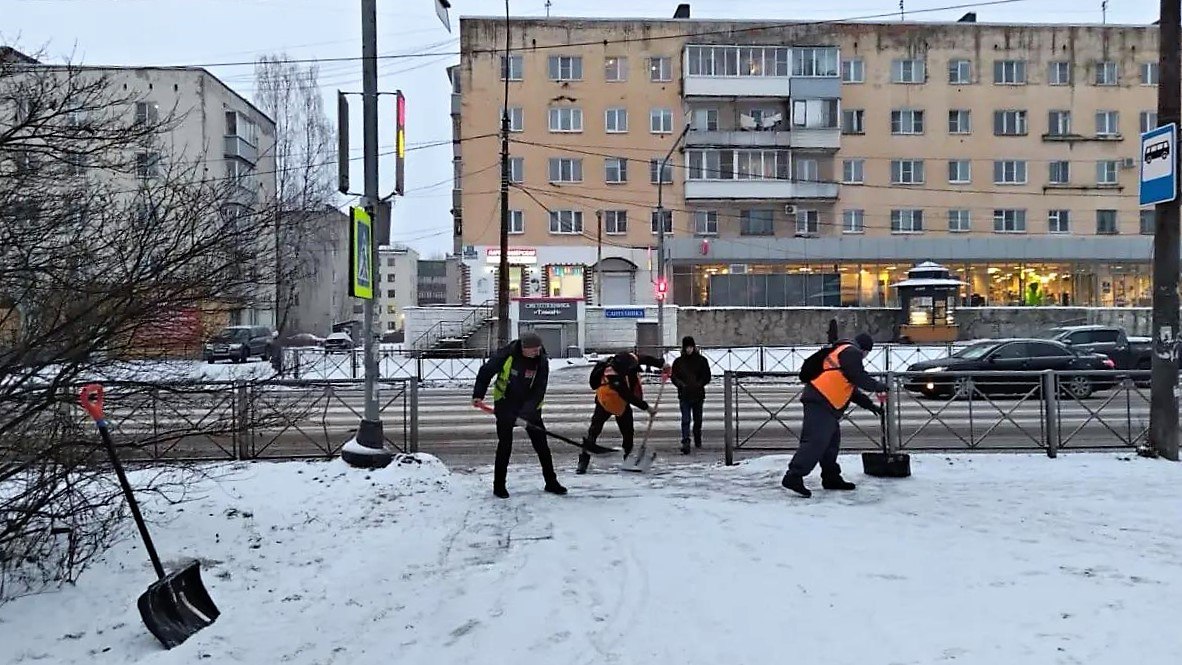 Александр Розбаум: Уважаемые Новгородцы!. Более 100 единиц техники и специалистов ручного труда вышли сегодня на уборку города Александр Розбаум: Уважаемые Новгородцы!. Более 100 единиц техники и специалистов ручного труда вышли сегодня на уборку города