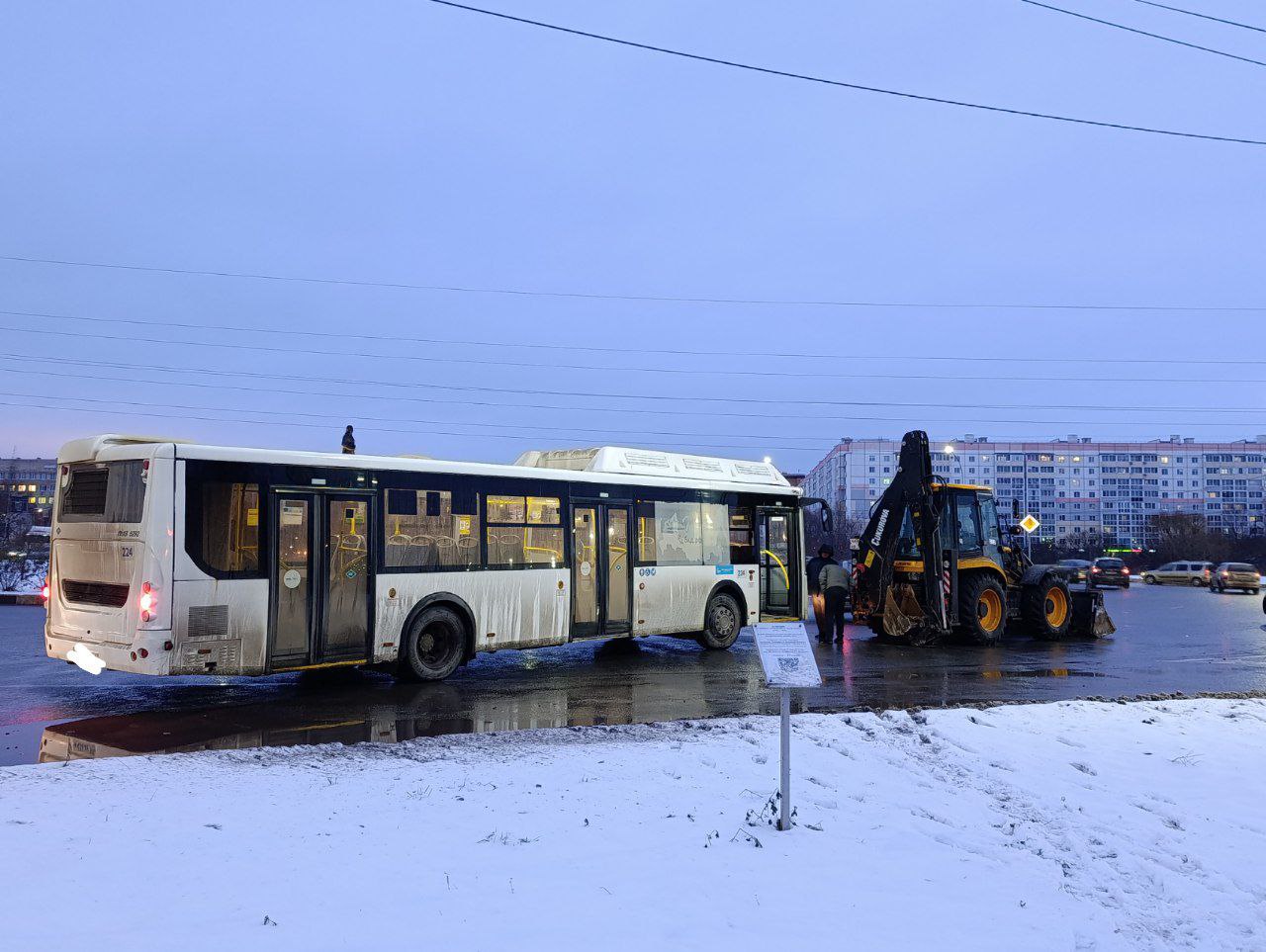 ДТП с автобусом и трактором на Державинском кольце