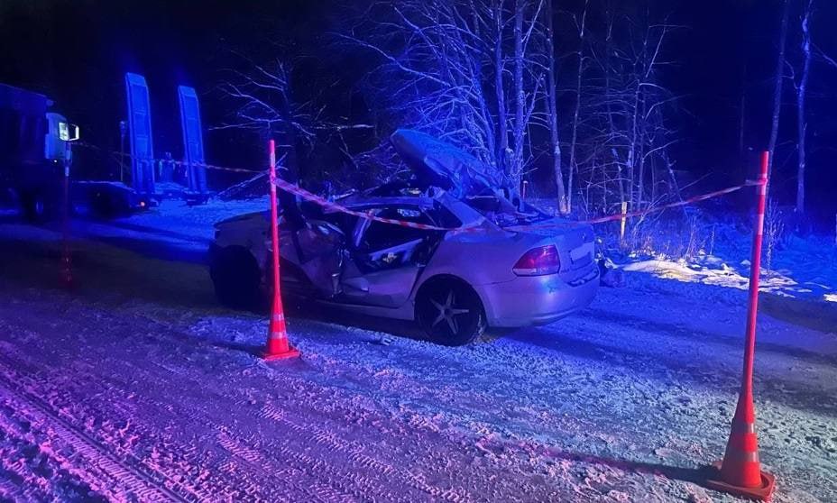 В Новгородском округе водитель иномарки врезался в грузовик с полуприцепом В Новгородском округе водитель иномарки врезался в грузовик с полуприцепом