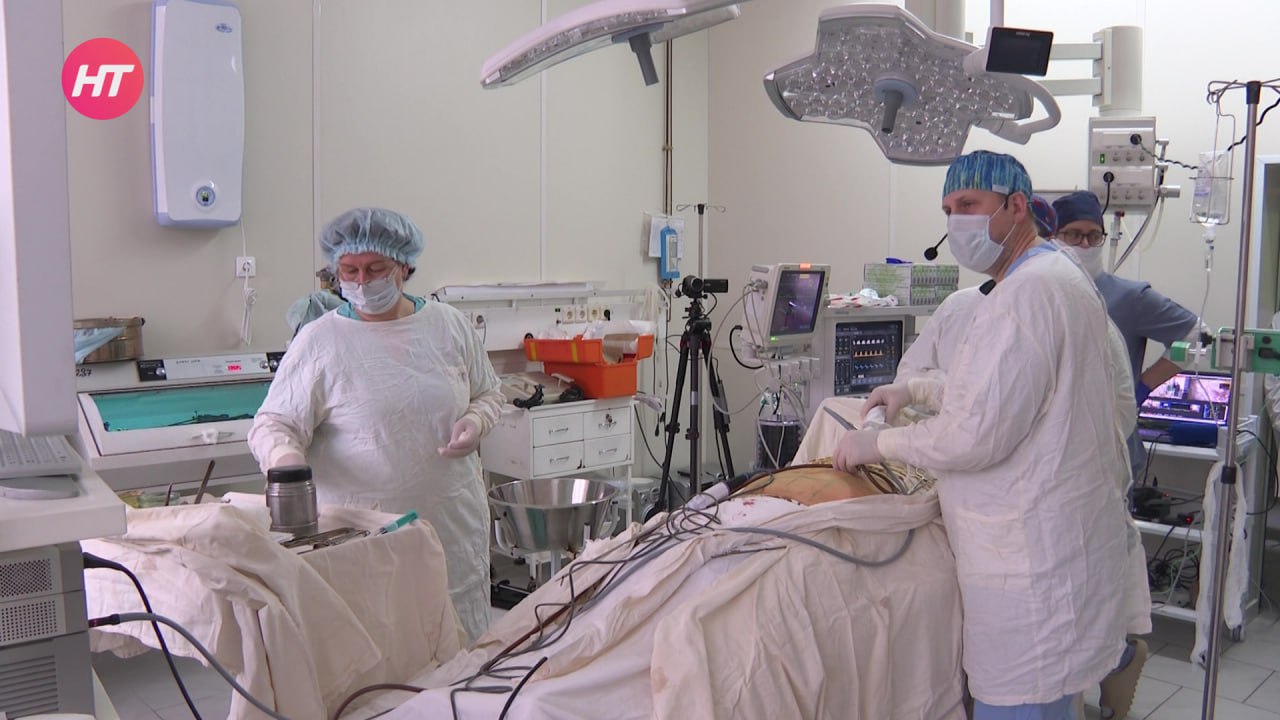 В Великом Новгороде московские хирурги провели онлайн мастер-класс по лапароскопическому удалению грыжи