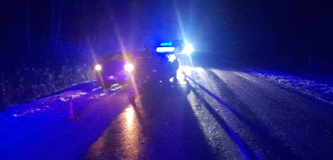 В Новгородском округе водитель иномарки врезался в грузовик с полуприцепом В Новгородском округе водитель иномарки врезался в грузовик с полуприцепом