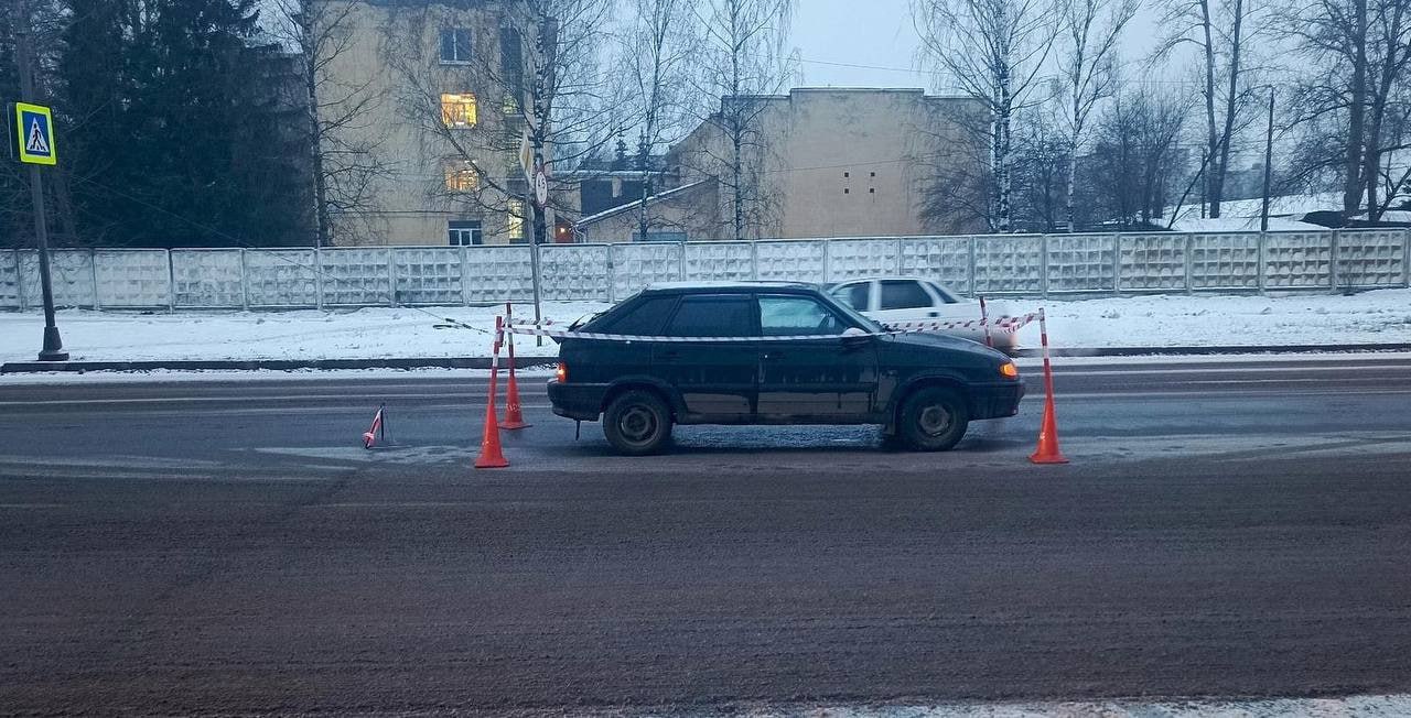 В Новгородском округе водитель иномарки врезался в грузовик с полуприцепом