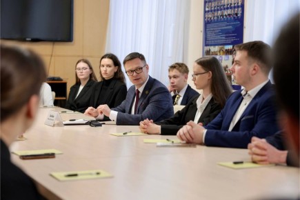 Как устроена Новгородская областная Дума, как принимаются законы и как депутаты работают с обращениями граждан – на эти и многие другие вопросы участников партийного проекта «Академия молодых политиков» ответил председатель...