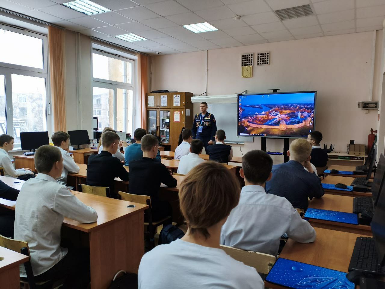 Участник «СВОи Герои 53» провёл Урок мужества для учеников школы № 14