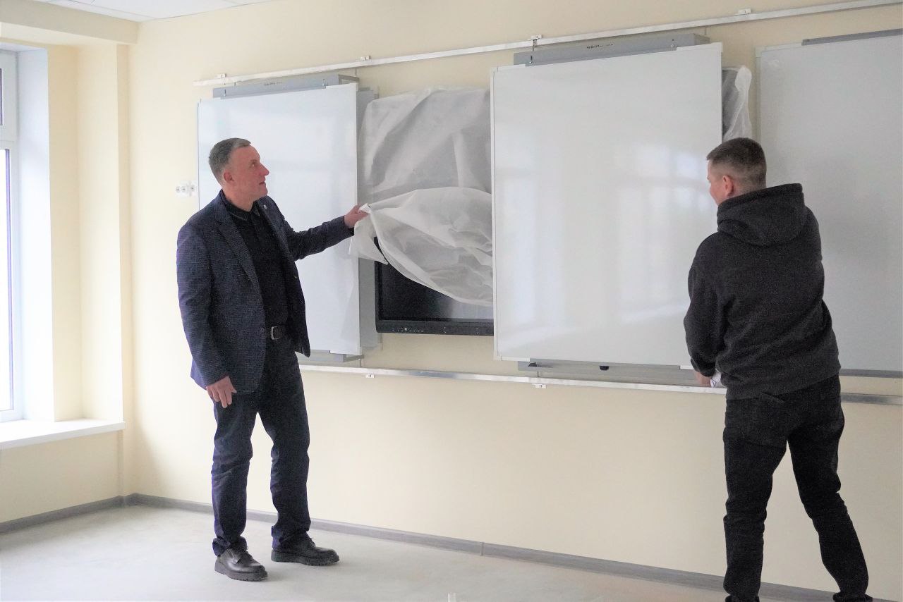 Александр Розбаум: Уважаемые Новгородцы!. Вопрос окончания капитального ремонта школы № 31 находится на особом контроле у Губернатора области Александра Валентиновича Дронова и на моём личном контроле По контракту, подрядчик... Александр Розбаум: Уважаемые Новгородцы!. Вопрос окончания капитального ремонта школы № 31 находится на особом контроле у Губернатора области Александра Валентиновича Дронова и на моём личном контроле По контракту, подрядчик...