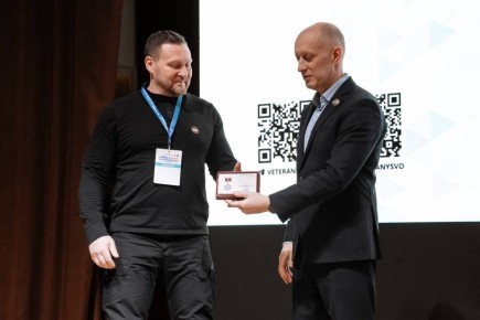 Участнику проекта «СВОи Герои 53» вручена общественная медаль Ассоциации ветеранов СВО