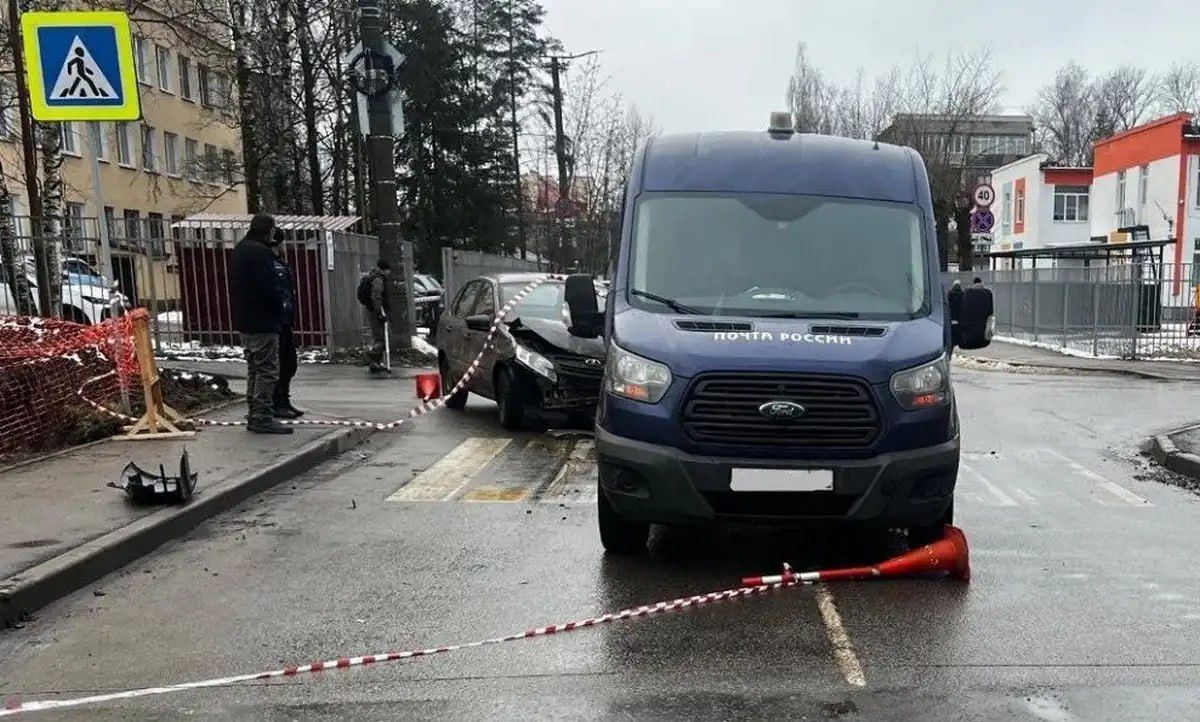 В Великом Новгороде водитель «Лады» врезался в «Почту России»