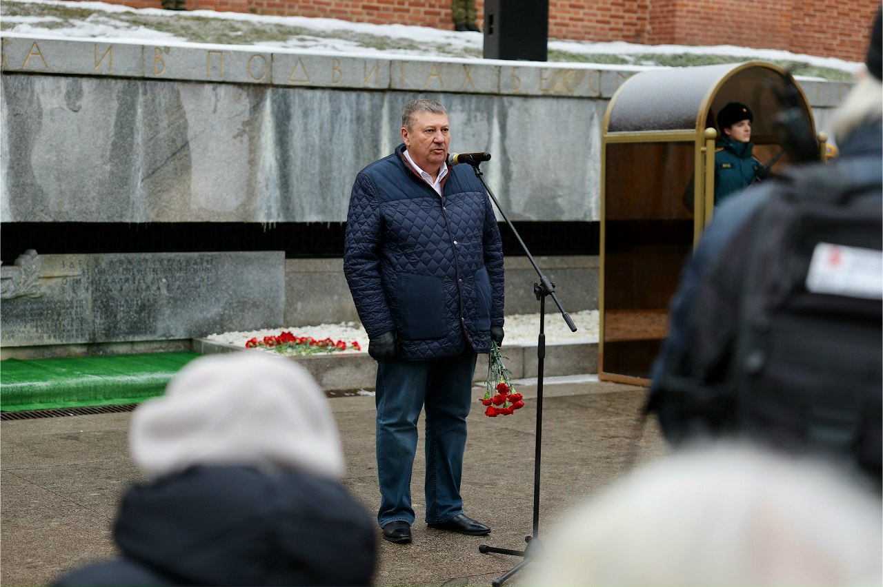 Новгородцы почтили память павших воинов в День Неизвестного Солдата Новгородцы почтили память павших воинов в День Неизвестного Солдата