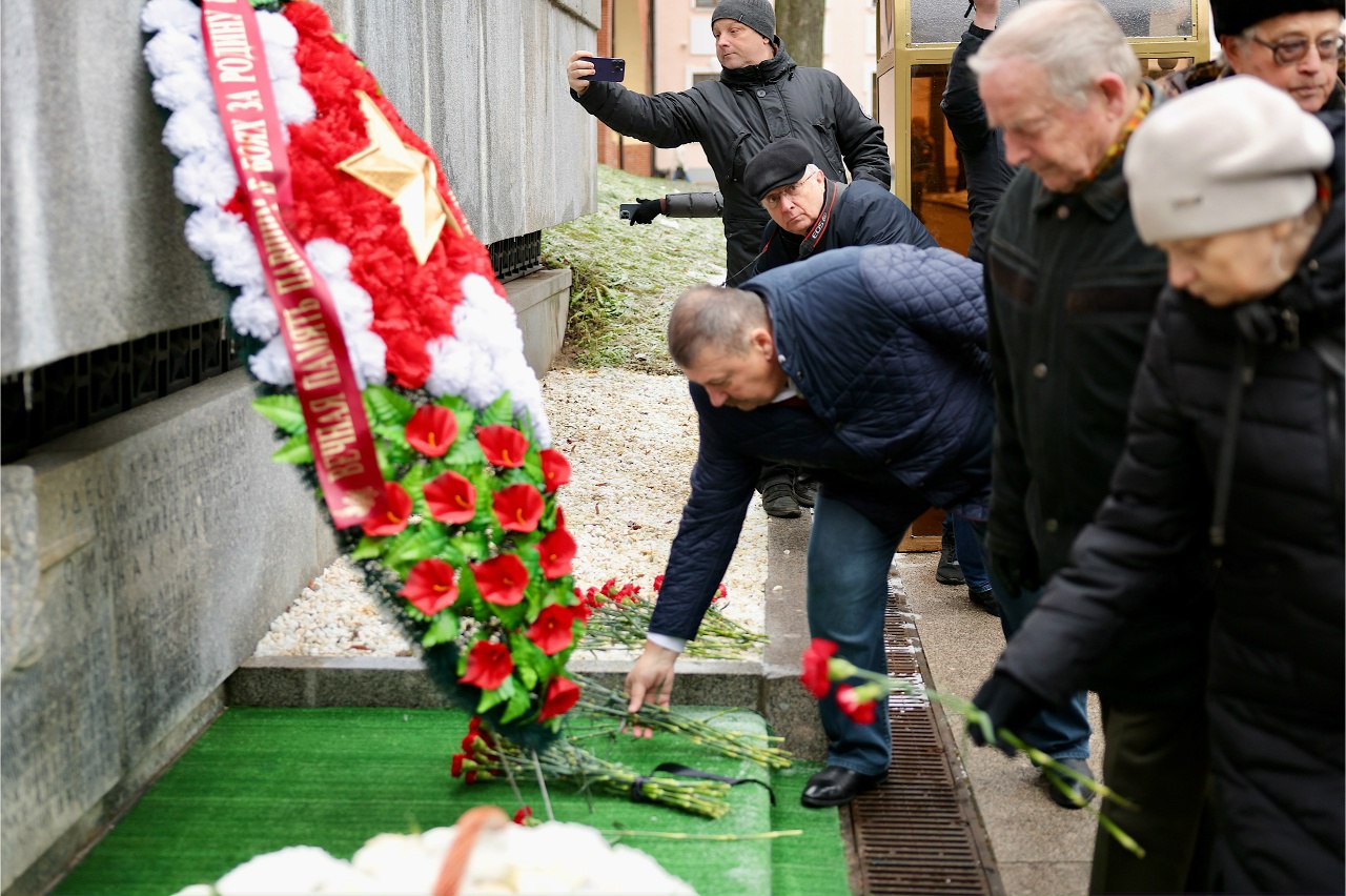 Новгородцы почтили память павших воинов в День Неизвестного Солдата Новгородцы почтили память павших воинов в День Неизвестного Солдата