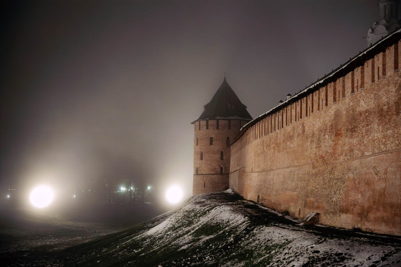 Новгородский кремль в мягкой дымке туманного декабрьского вечера Новгородский кремль в мягкой дымке туманного декабрьского вечера
