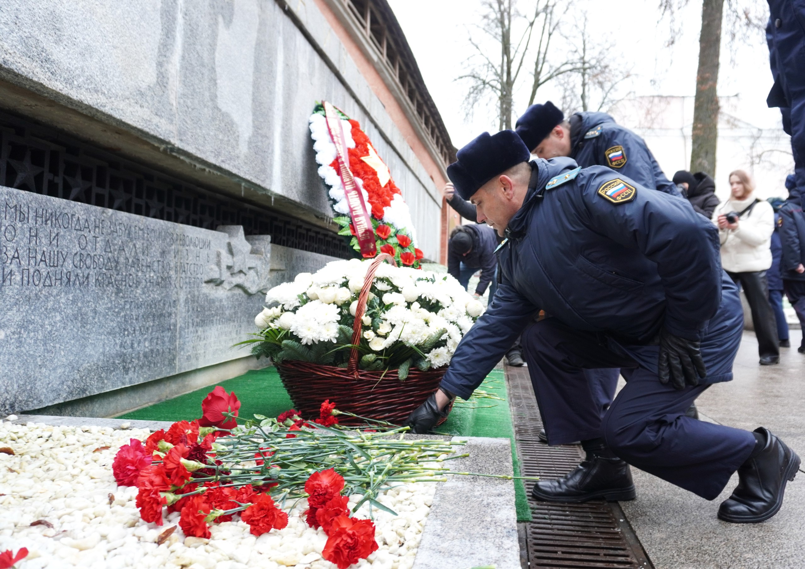 У «Вечного Огня Славы» состоялся митинг ко Дню Неизвестного Солдата У «Вечного Огня Славы» состоялся митинг ко Дню Неизвестного Солдата