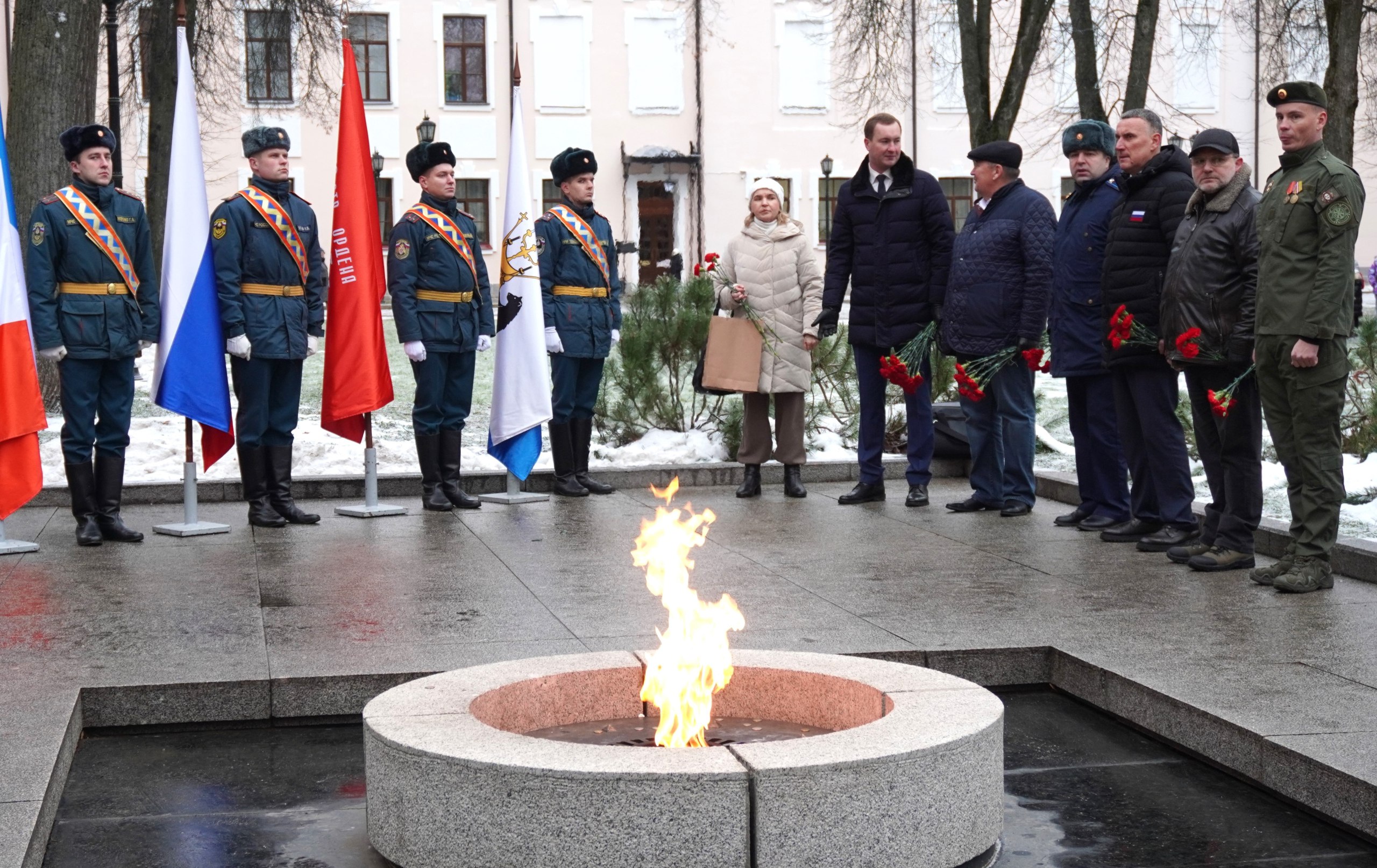 У «Вечного Огня Славы» состоялся митинг ко Дню Неизвестного Солдата У «Вечного Огня Славы» состоялся митинг ко Дню Неизвестного Солдата