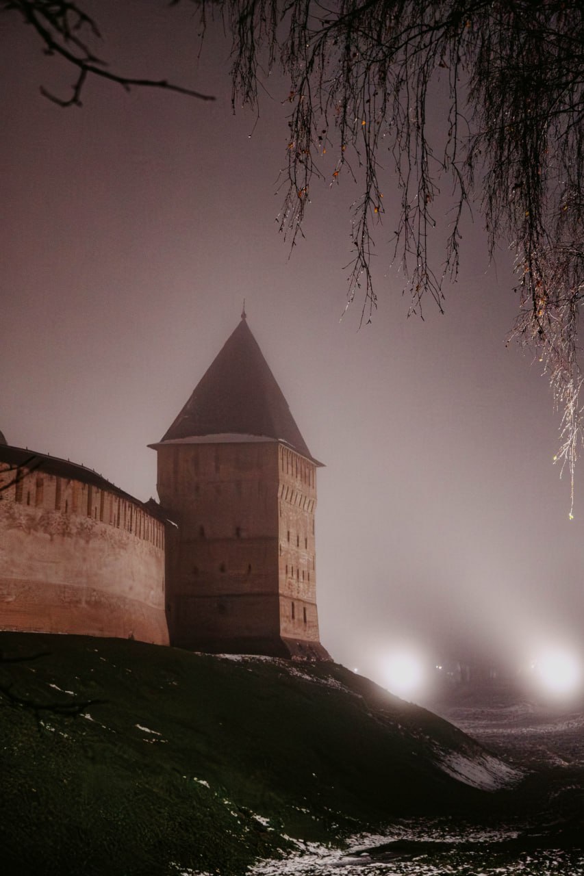 Новгородский кремль в мягкой дымке туманного декабрьского вечера Новгородский кремль в мягкой дымке туманного декабрьского вечера