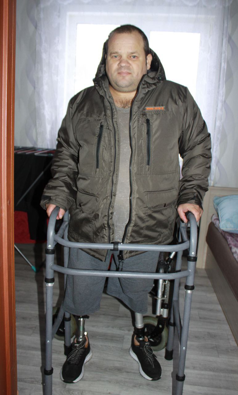 В Новгородской области ветерану СВО привезли на дом адаптивную одежду В Новгородской области ветерану СВО привезли на дом адаптивную одежду