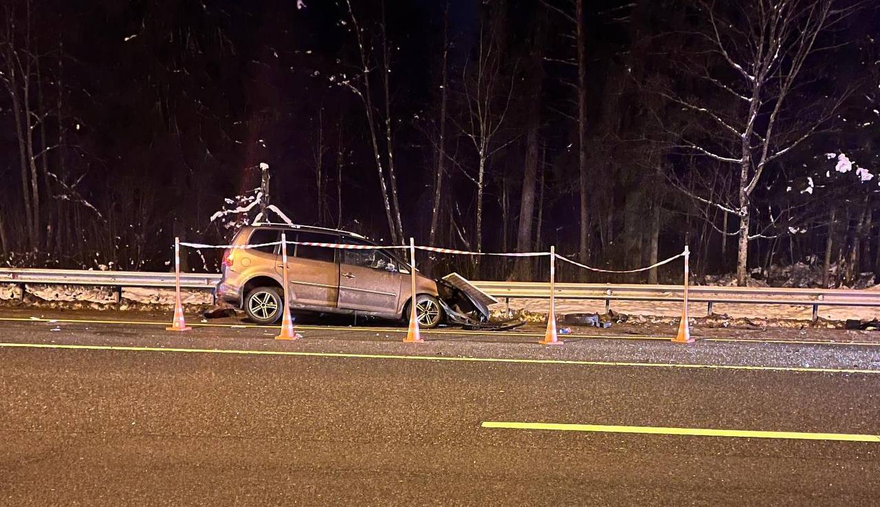 02 декабря 2025 года на территории Новгородской области зарегистрировано однодорожно-транспортное происшествие, в котором один человек погиб и два получили телесные повреждения, в том числе один несовершеннолетний: