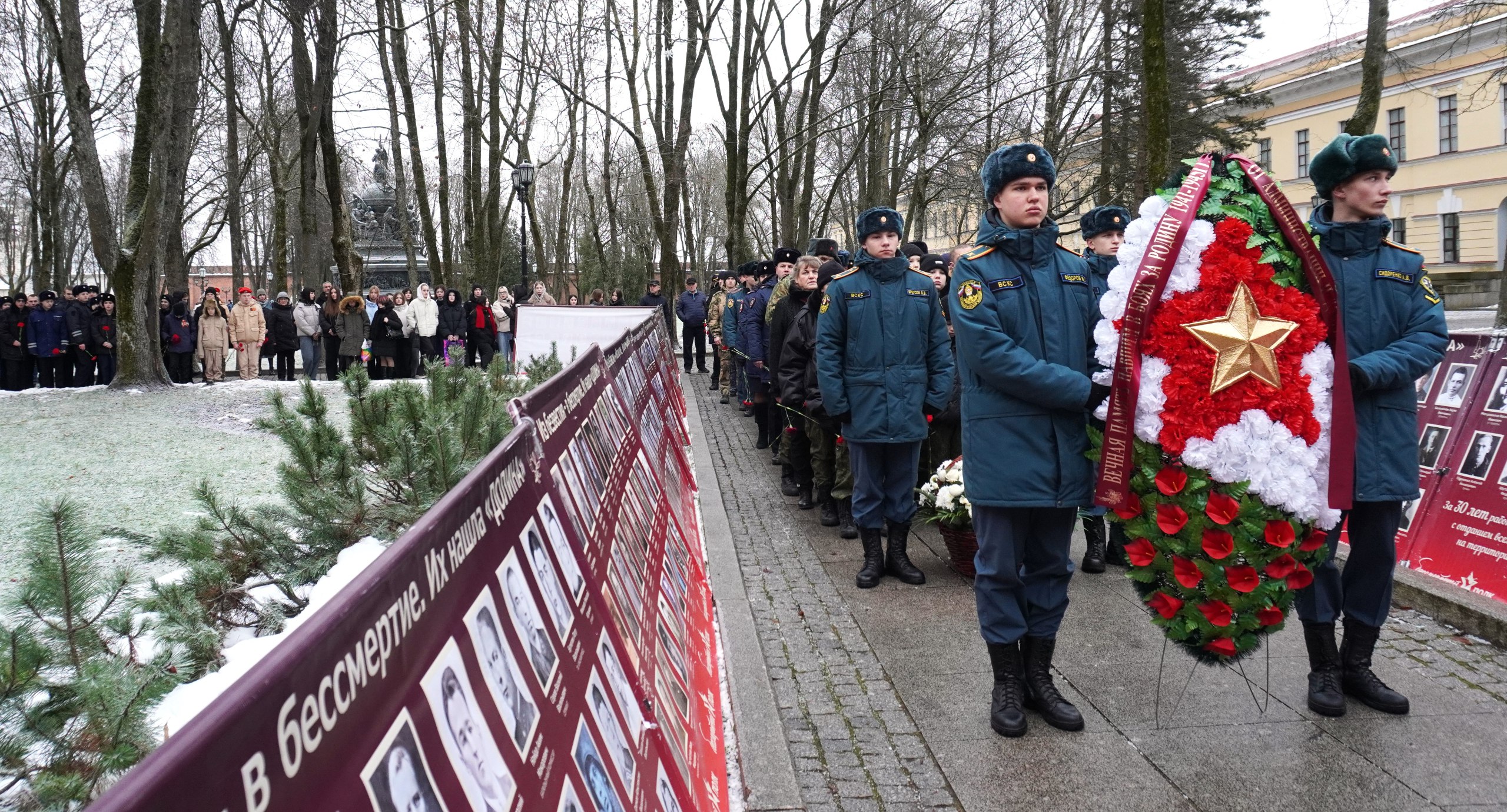 У «Вечного Огня Славы» состоялся митинг ко Дню Неизвестного Солдата У «Вечного Огня Славы» состоялся митинг ко Дню Неизвестного Солдата
