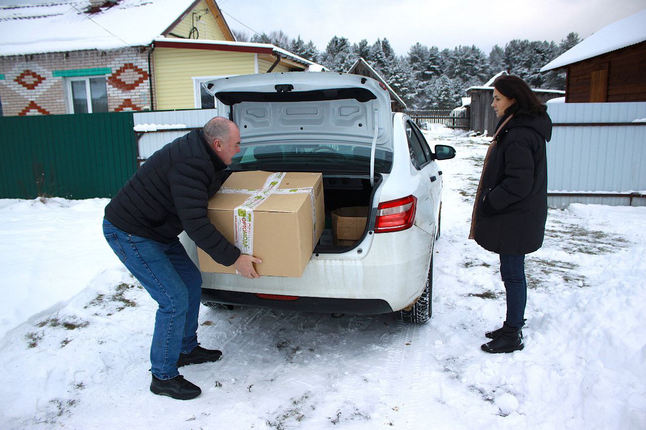 В Новгородской области ветерану СВО привезли на дом адаптивную одежду В Новгородской области ветерану СВО привезли на дом адаптивную одежду