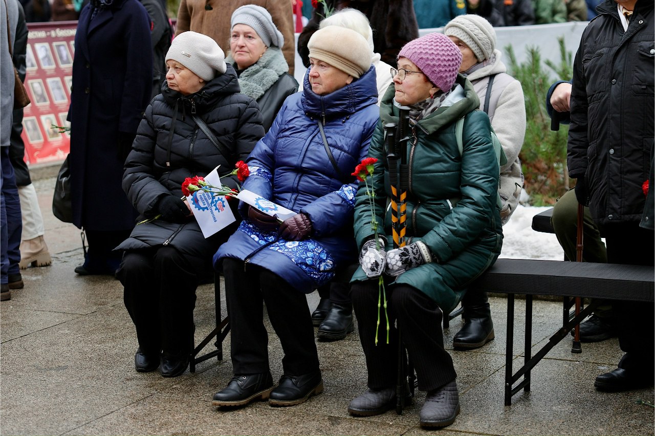 Новгородцы почтили память павших воинов в День Неизвестного Солдата Новгородцы почтили память павших воинов в День Неизвестного Солдата