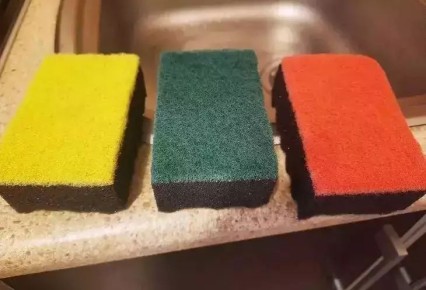 Зачем класть кухонную губку в морозилку: теперь вы так будете делать постоянно