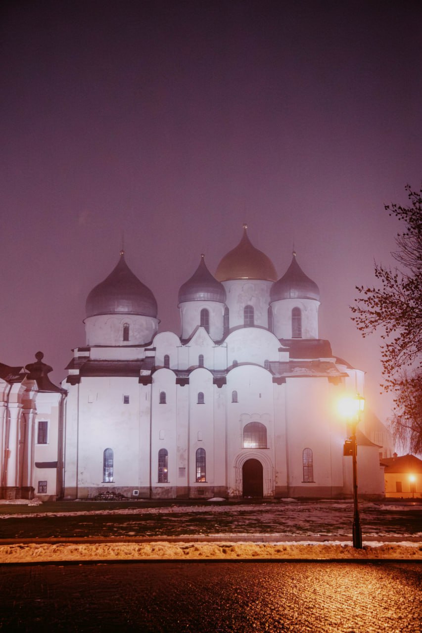Новгородский кремль в мягкой дымке туманного декабрьского вечера Новгородский кремль в мягкой дымке туманного декабрьского вечера