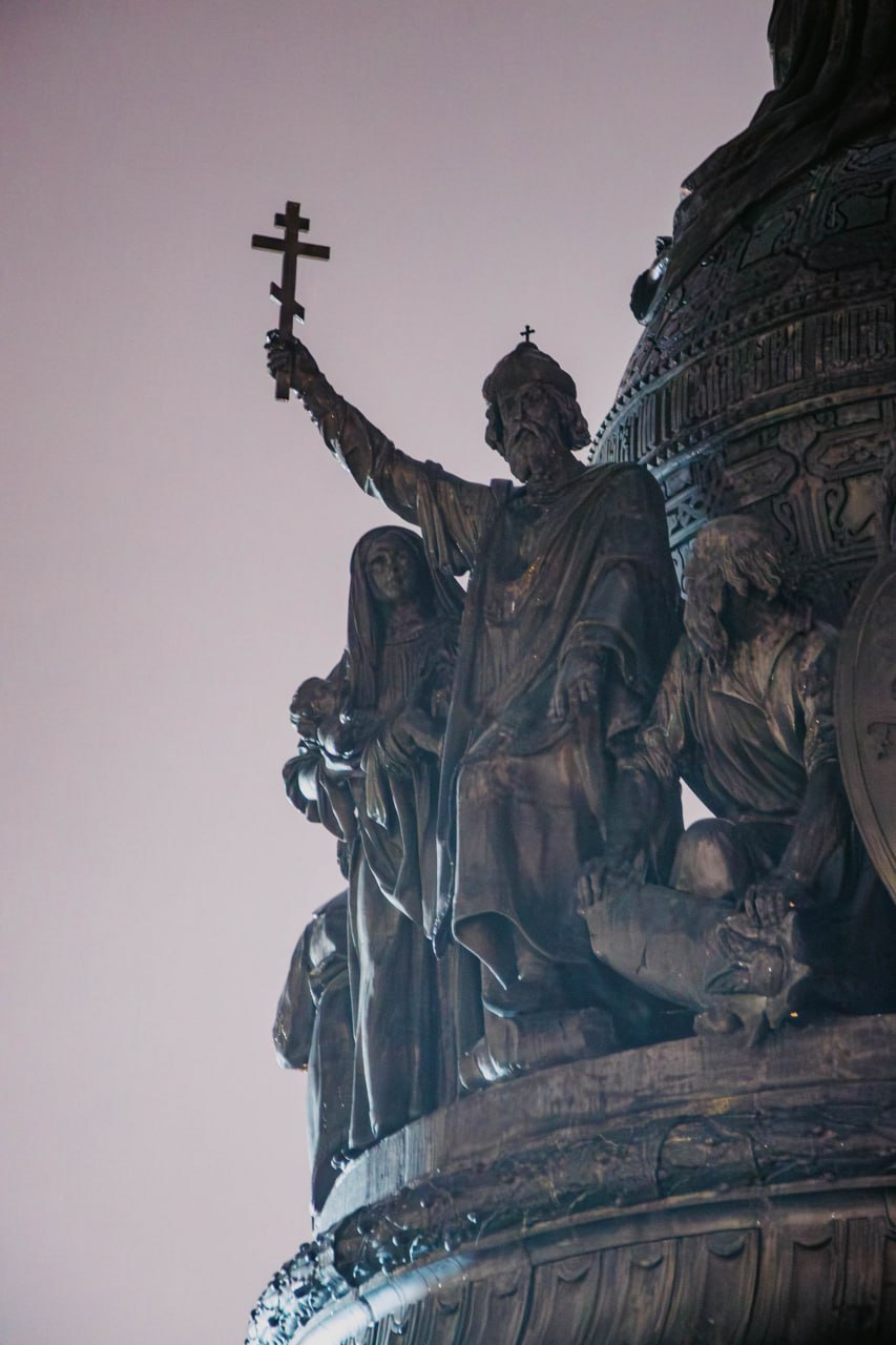 Новгородский кремль в мягкой дымке туманного декабрьского вечера Новгородский кремль в мягкой дымке туманного декабрьского вечера