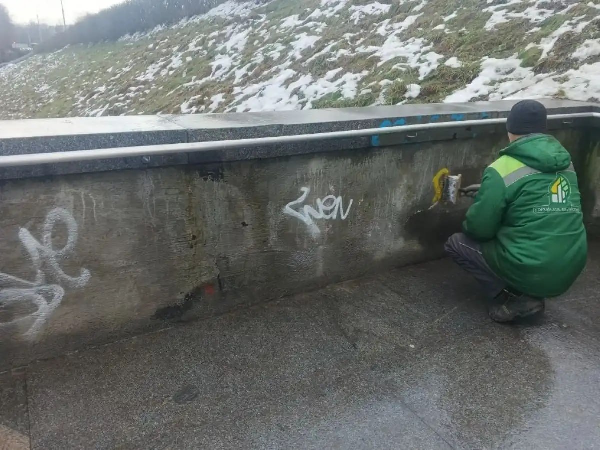 Сотрудники «Городского хозяйства» закрасили рисунки вандалов на мосту Александра Невского в Великом Новгороде