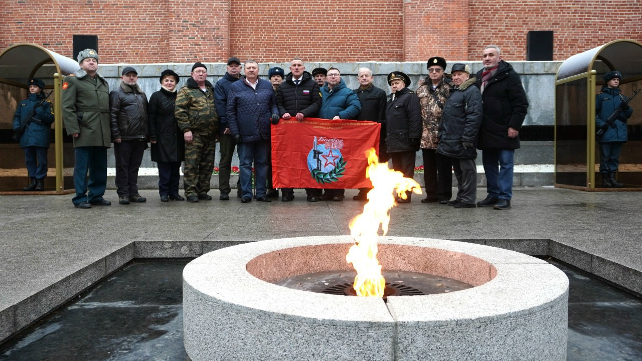 Новгородцы почтили память павших воинов в День Неизвестного Солдата Новгородцы почтили память павших воинов в День Неизвестного Солдата