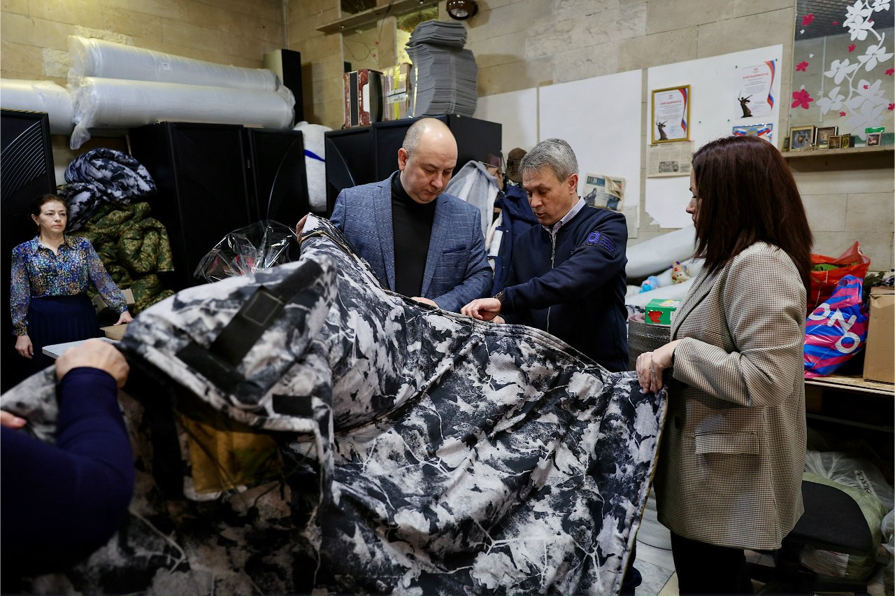 В преддверии Дня добровольца депутаты поблагодарили волонтёров новгородского движения «Золотые руки ангела» В преддверии Дня добровольца депутаты поблагодарили волонтёров новгородского движения «Золотые руки ангела»