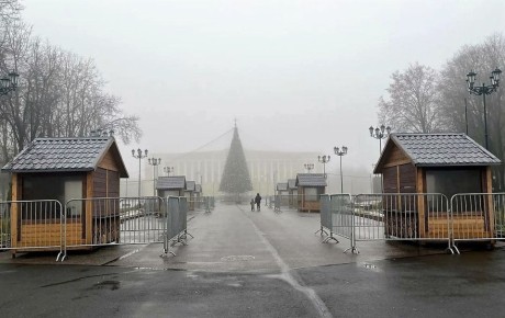 Александр Розбаум: Уважаемые Новгородцы!. Продолжаем украшать наш город к новогодним праздникам На площади Победы-Софийская завершаются работы по монтажу звёздного неба Установлены первые 8 ярмарочных домиков, на следующей...