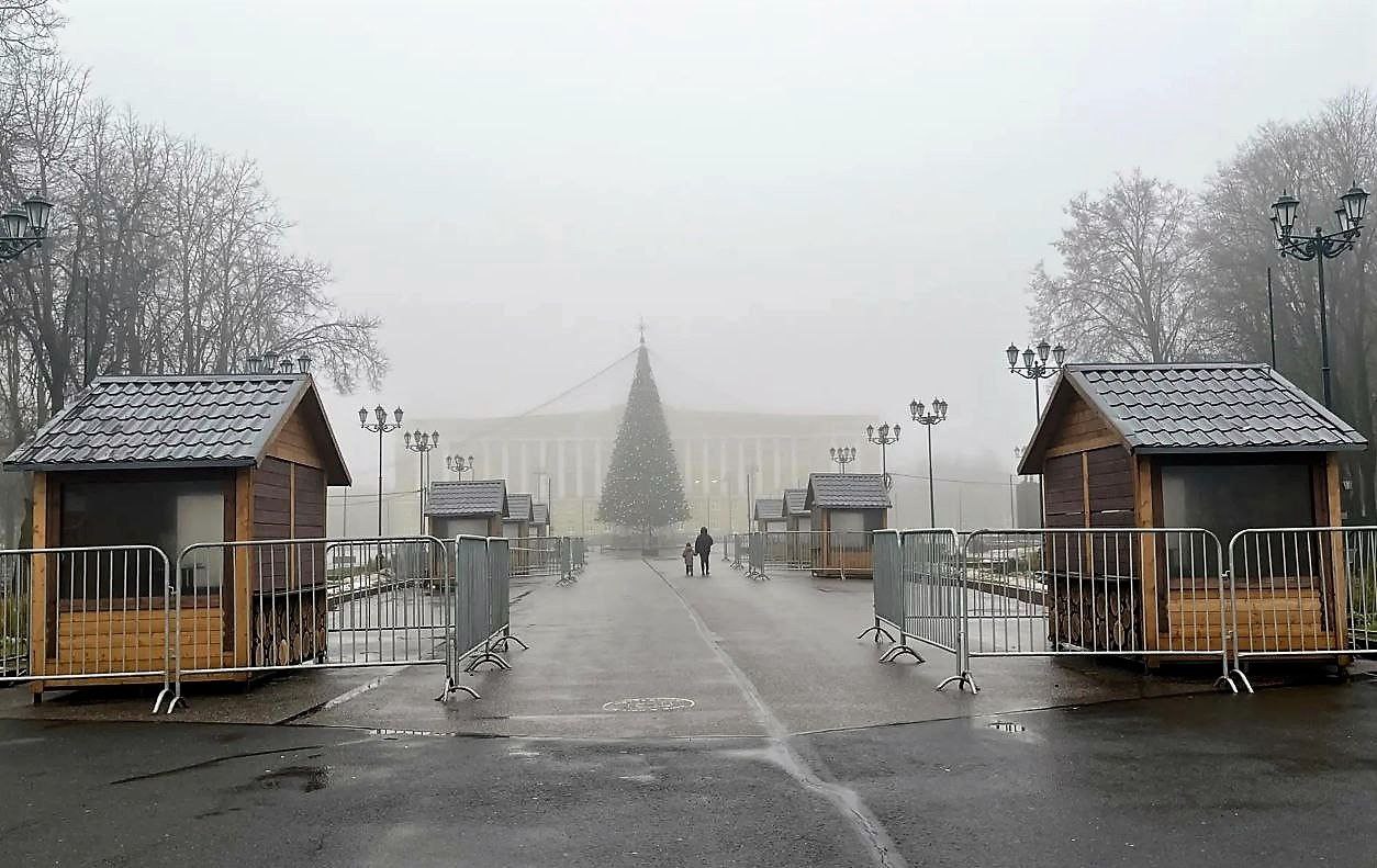 Александр Розбаум: Уважаемые Новгородцы!. Продолжаем украшать наш город к новогодним праздникам На площади Победы-Софийская завершаются работы по монтажу звёздного неба Установлены первые 8 ярмарочных домиков, на следующей...