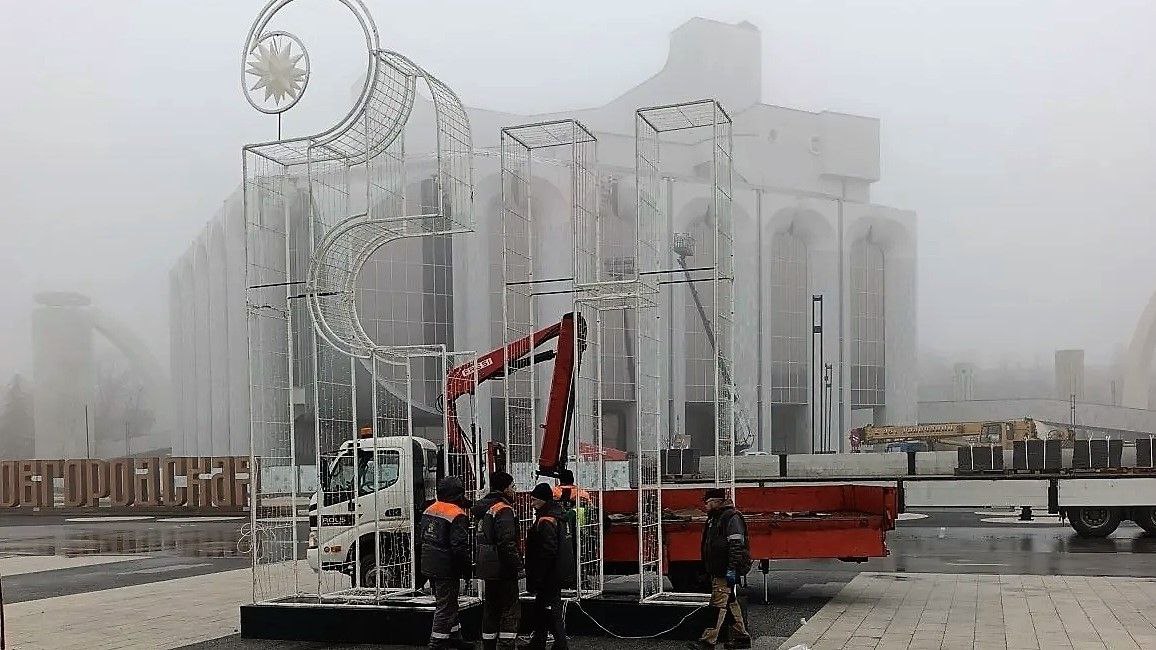 Александр Розбаум: Уважаемые Новгородцы!. Продолжаем украшать наш город к новогодним праздникам На площади Победы-Софийская завершаются работы по монтажу звёздного неба Установлены первые 8 ярмарочных домиков, на следующей... Александр Розбаум: Уважаемые Новгородцы!. Продолжаем украшать наш город к новогодним праздникам На площади Победы-Софийская завершаются работы по монтажу звёздного неба Установлены первые 8 ярмарочных домиков, на следующей...