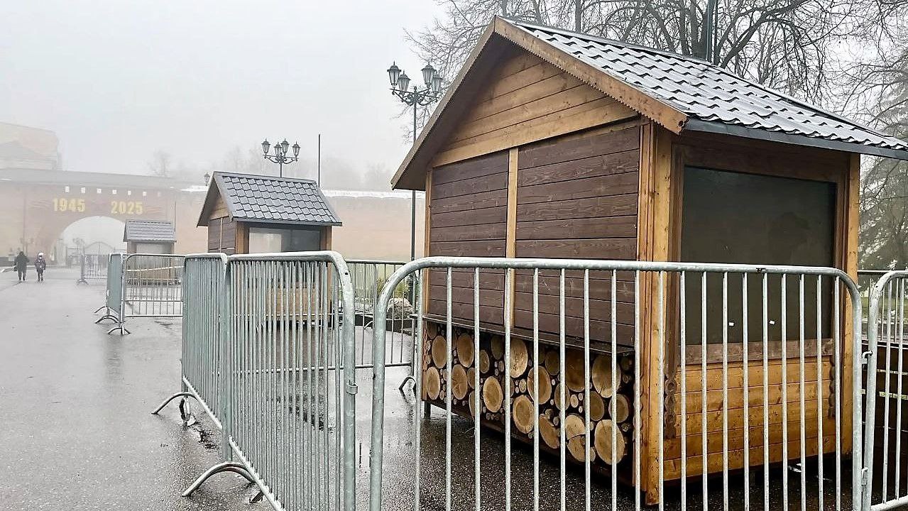 Александр Розбаум: Уважаемые Новгородцы!. Продолжаем украшать наш город к новогодним праздникам На площади Победы-Софийская завершаются работы по монтажу звёздного неба Установлены первые 8 ярмарочных домиков, на следующей... Александр Розбаум: Уважаемые Новгородцы!. Продолжаем украшать наш город к новогодним праздникам На площади Победы-Софийская завершаются работы по монтажу звёздного неба Установлены первые 8 ярмарочных домиков, на следующей...