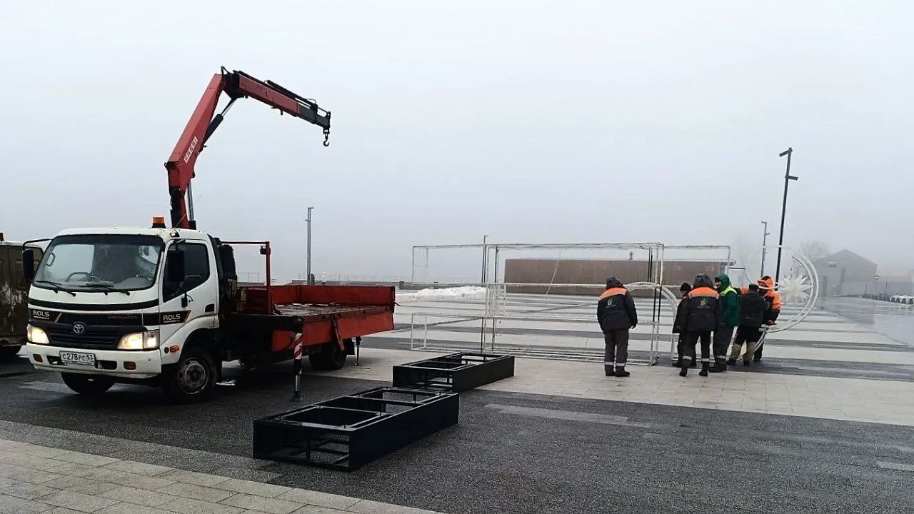 Александр Розбаум: Уважаемые Новгородцы!. Продолжаем украшать наш город к новогодним праздникам На площади Победы-Софийская завершаются работы по монтажу звёздного неба Установлены первые 8 ярмарочных домиков, на следующей... Александр Розбаум: Уважаемые Новгородцы!. Продолжаем украшать наш город к новогодним праздникам На площади Победы-Софийская завершаются работы по монтажу звёздного неба Установлены первые 8 ярмарочных домиков, на следующей...