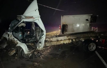 В Новгородском округе грузовик въехал в опору ЛЭП