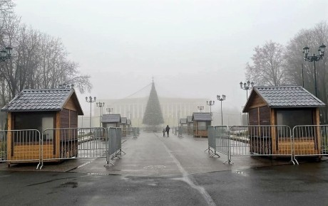 На площади Победы-Софийская появляются ярмарочные домики