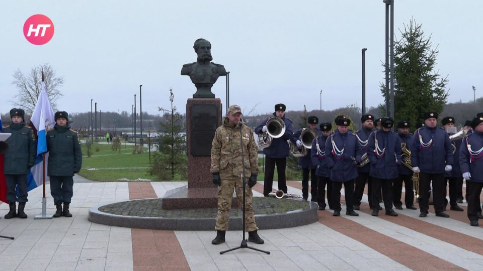 На Софийской набережной Великого Новгорода прошла патриотическая акция «Я горжусь»