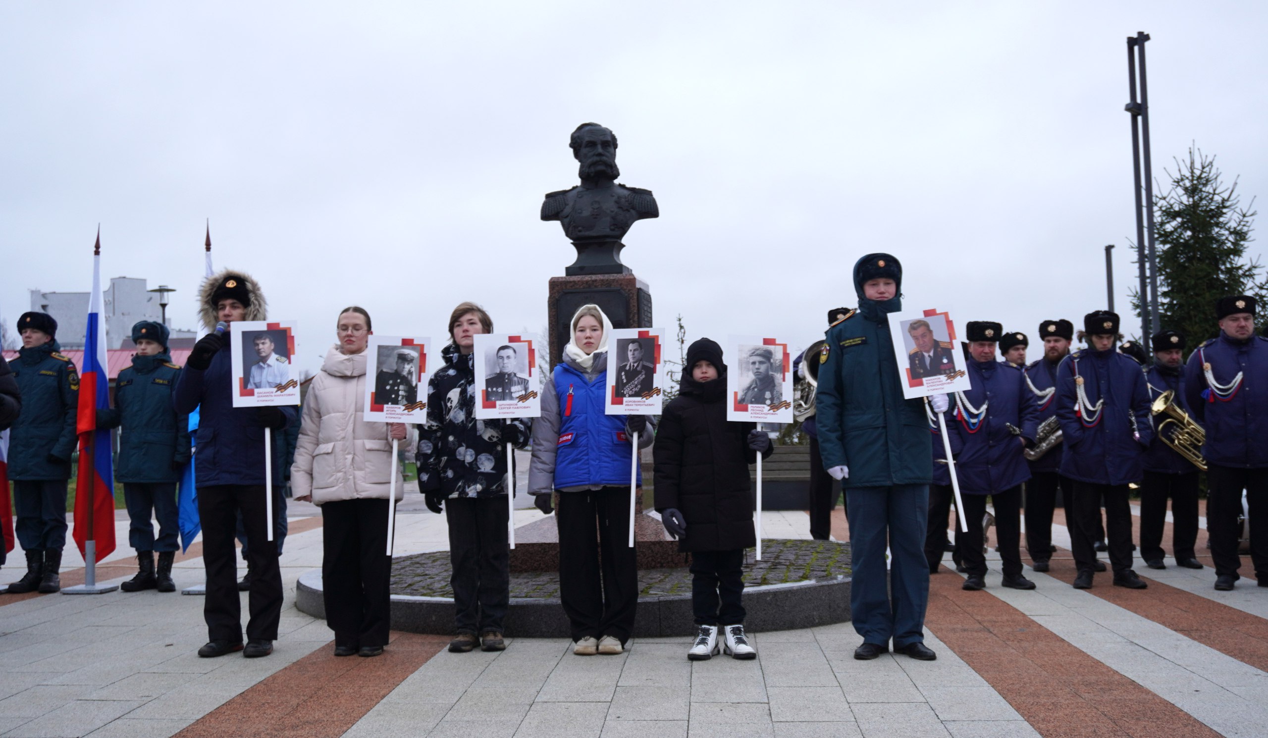 Сегодня, в День Героев Отечества, прошла молодежная акция «Я горжусь» Сегодня, в День Героев Отечества, прошла молодежная акция «Я горжусь»