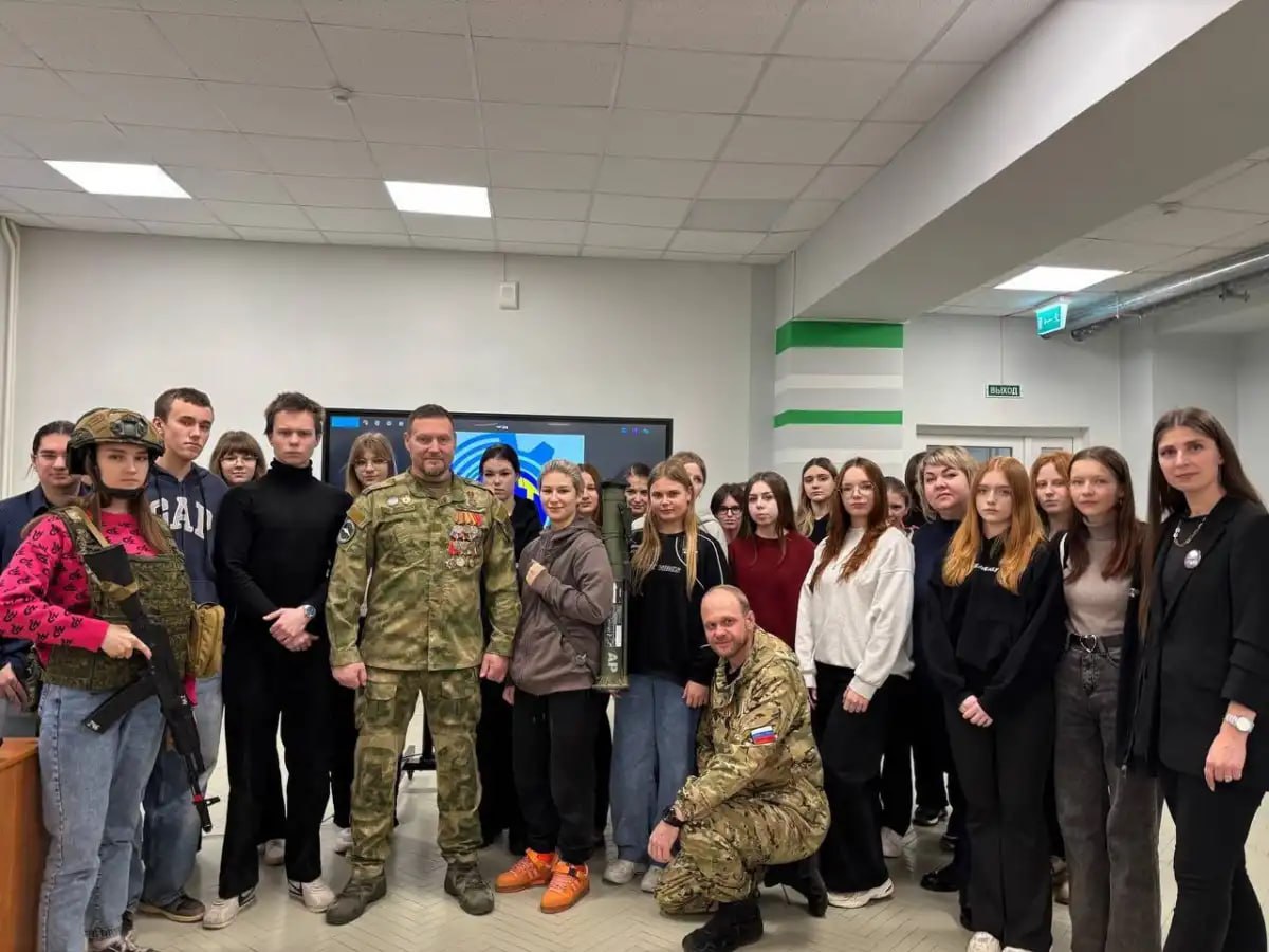 Новгородские студенты примерили военную экипировку на уроке мужества