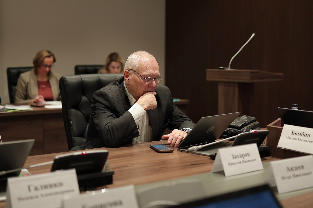 Сегодня в Новгородской областной Думе прошли заседания комитетов: Сегодня в Новгородской областной Думе прошли заседания комитетов: