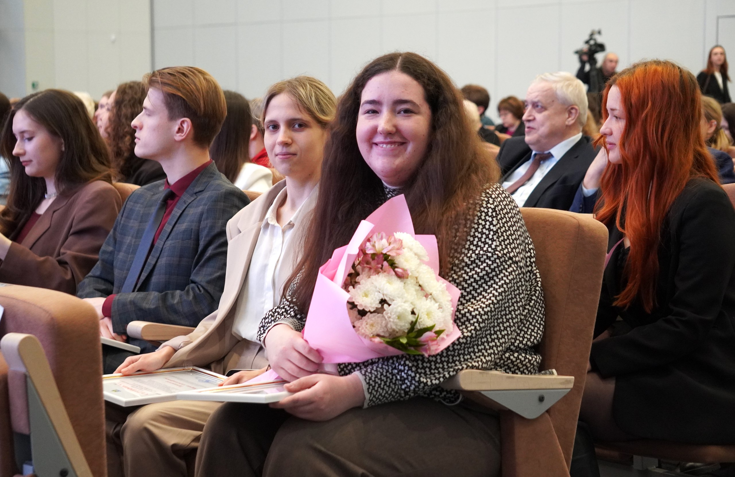 Сегодня, в Ярославов день, в ИНТЦ «Интеллектуальная электроника – Валдай», Александр Розбаум вручил студентам именные стипендии Мэра Великого Новгорода Сегодня, в Ярославов день, в ИНТЦ «Интеллектуальная электроника – Валдай», Александр Розбаум вручил студентам именные стипендии Мэра Великого Новгорода