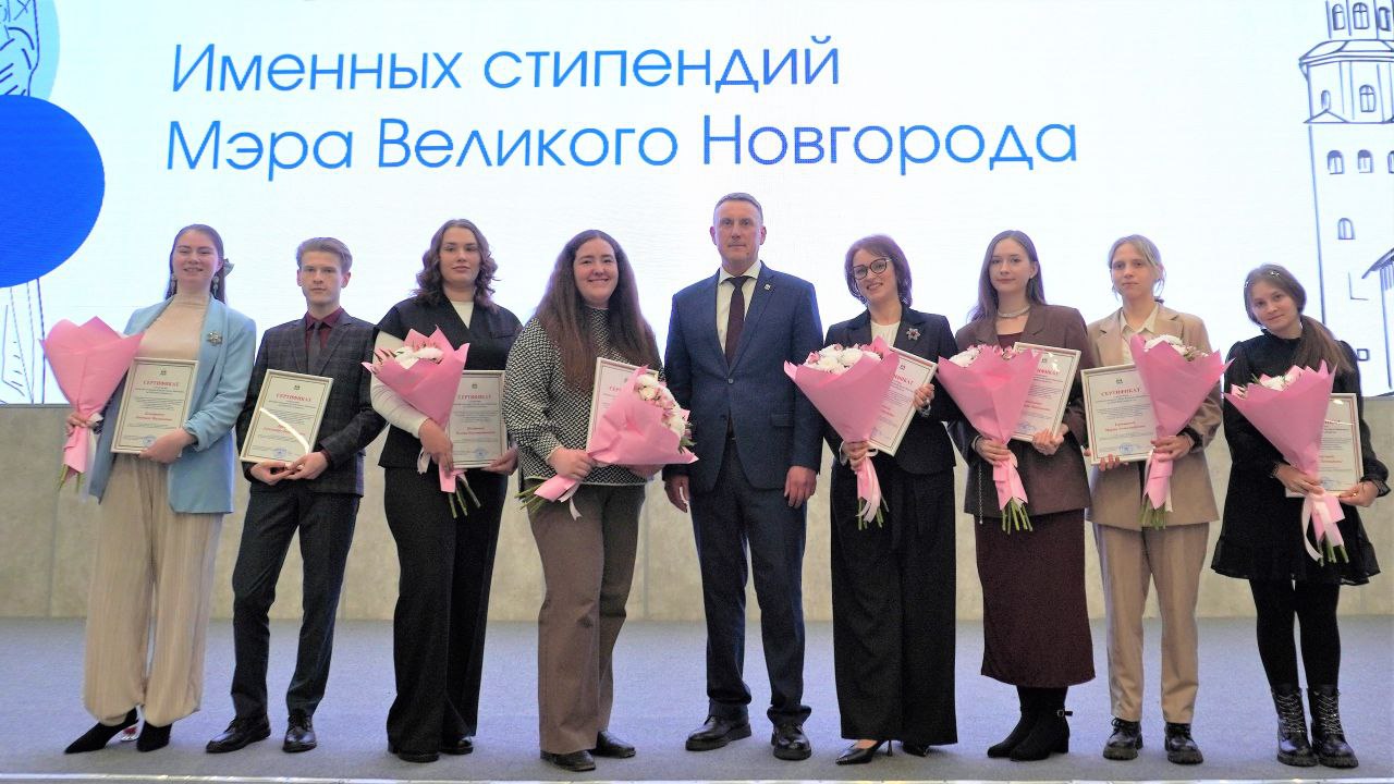 Александр Розбаум: Сегодня в Ярославов день, праздник просвещения и науки, вместе с заместителем Губернатора Новгородской области Оксаной Анатольевной Белокрыловой поздравил сотрудников и студентов Новгородского... Александр Розбаум: Сегодня в Ярославов день, праздник просвещения и науки, вместе с заместителем Губернатора Новгородской области Оксаной Анатольевной Белокрыловой поздравил сотрудников и студентов Новгородского...