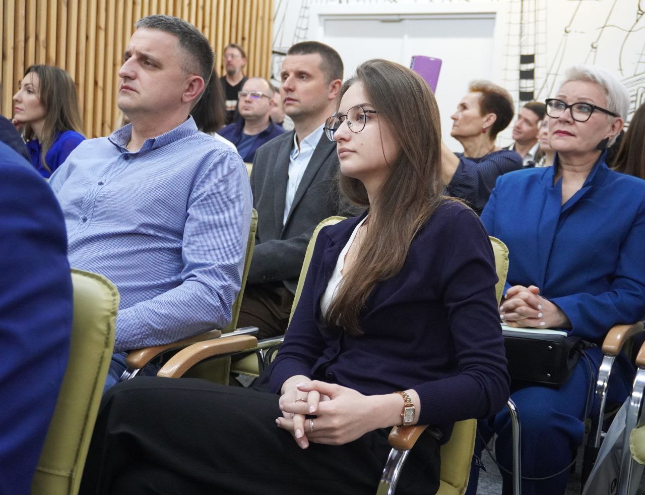 Александр Розбаум: Сегодня в центре «Мой бизнес» вместе с первым заместителем Губернатора Новгородской области Евгением Владимировичем Богдановым и коллегами подводили итоги и наградили победителей городского конкурса...