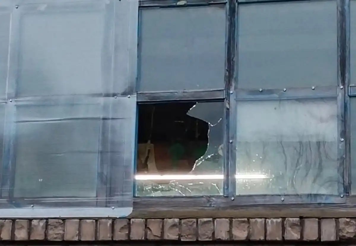 Вандалы забросали камнями котельную на улице Ломоносова в Великом Новгороде Вандалы забросали камнями котельную на улице Ломоносова в Великом Новгороде