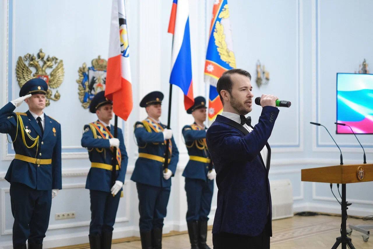 Губернатор Александр Дронов в День Конституции вручил новгородцам государственные награды Губернатор Александр Дронов в День Конституции вручил новгородцам государственные награды