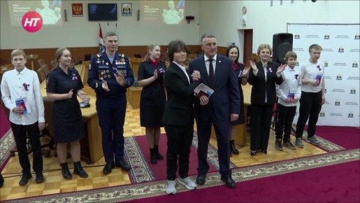 Юные граждане Великого Новгорода получили свои первые паспорта на торжественной церемонии