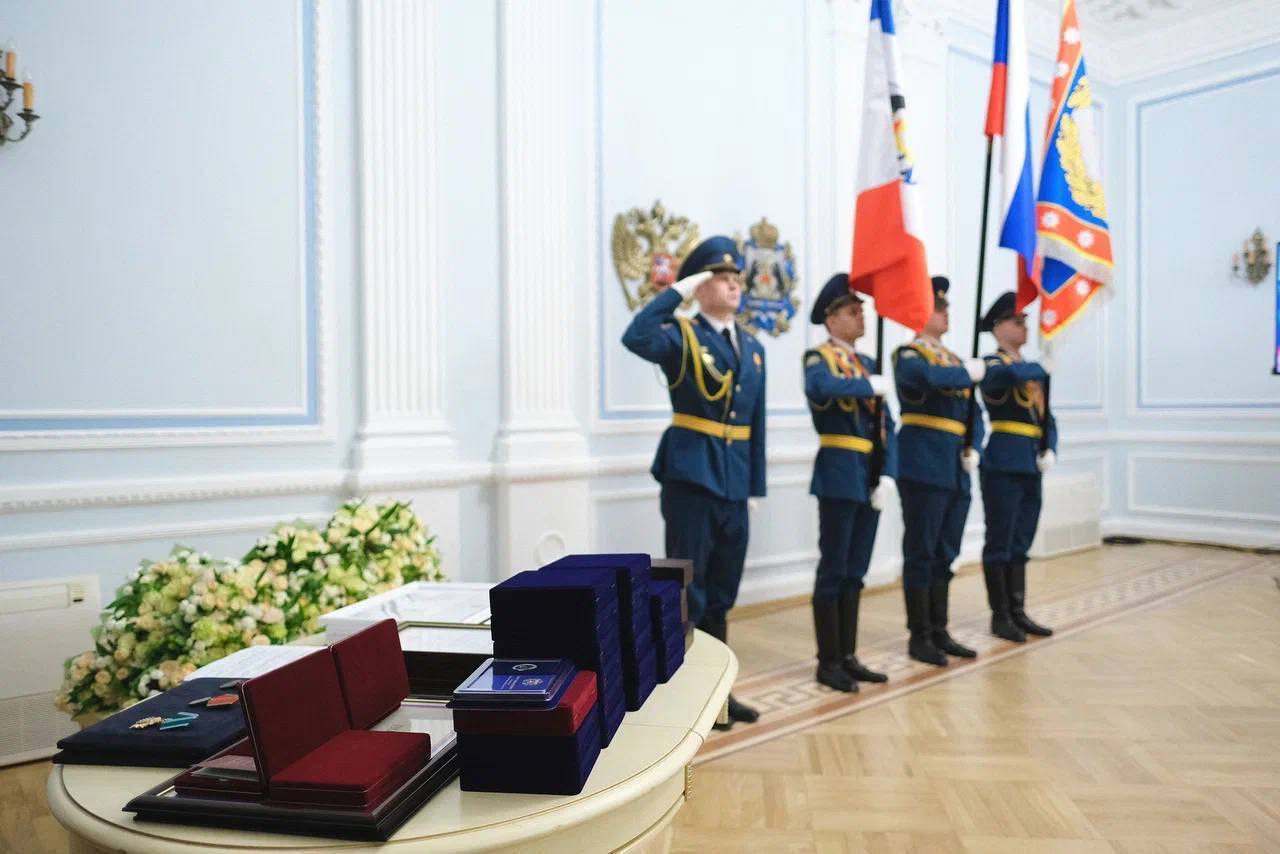 Губернатор Александр Дронов в День Конституции вручил новгородцам государственные награды Губернатор Александр Дронов в День Конституции вручил новгородцам государственные награды