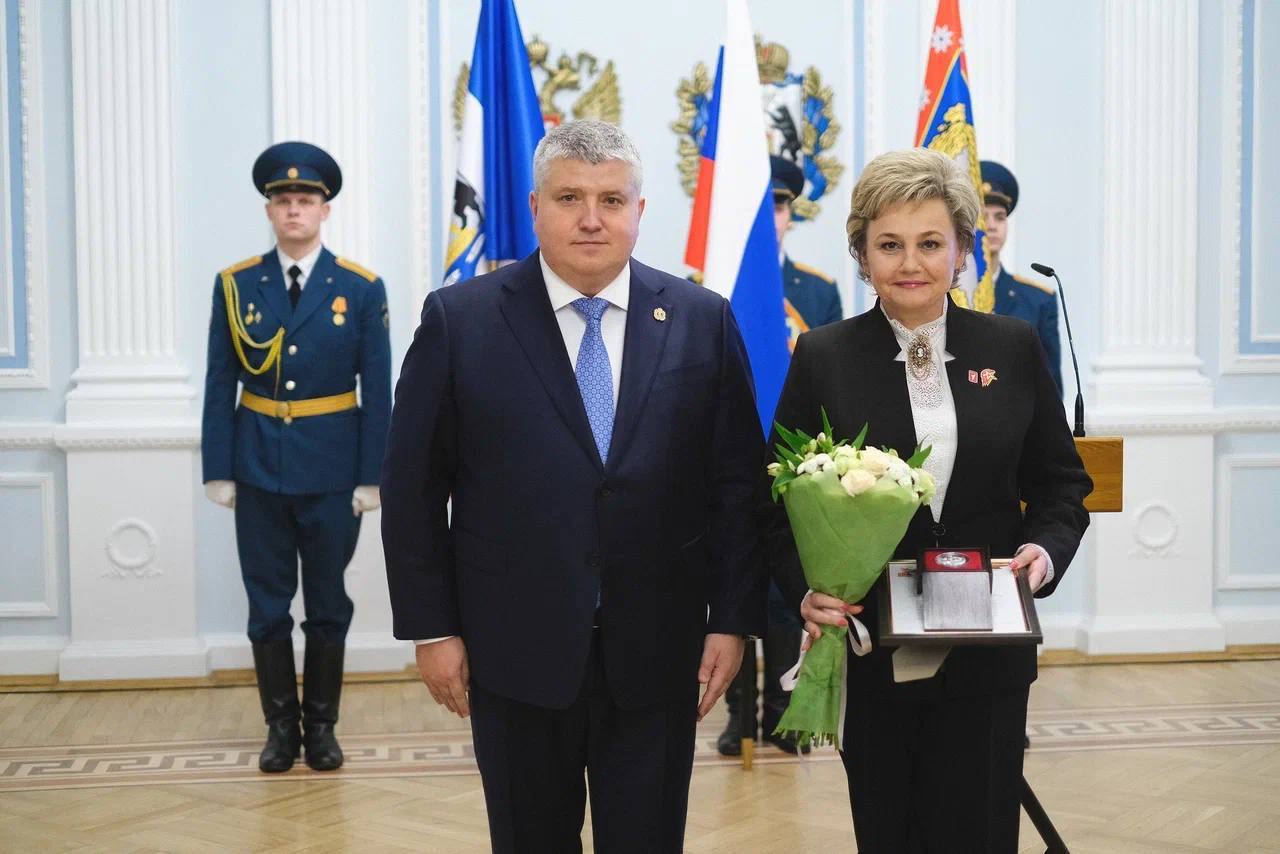 Губернатор Александр Дронов в День Конституции вручил новгородцам государственные награды Губернатор Александр Дронов в День Конституции вручил новгородцам государственные награды