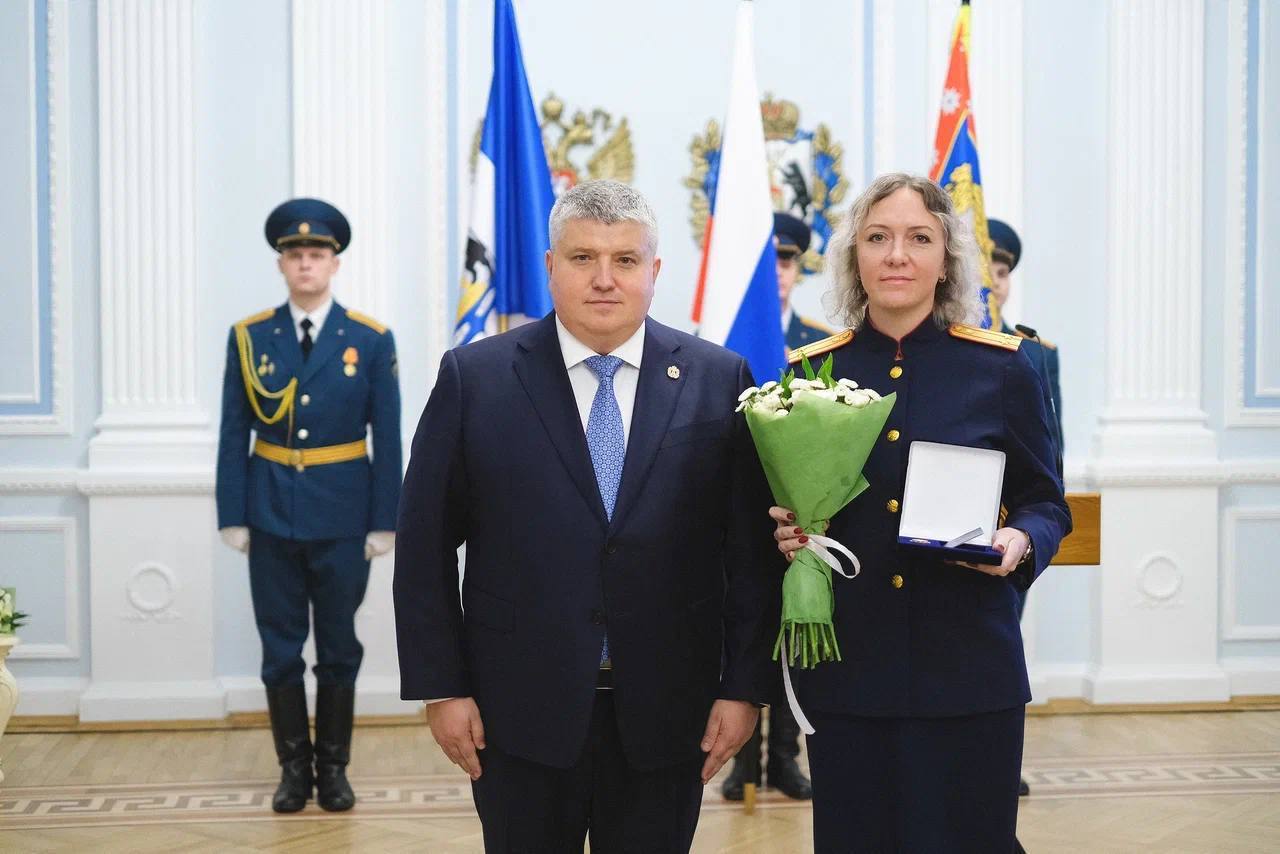 Губернатор Александр Дронов в День Конституции вручил новгородцам государственные награды Губернатор Александр Дронов в День Конституции вручил новгородцам государственные награды