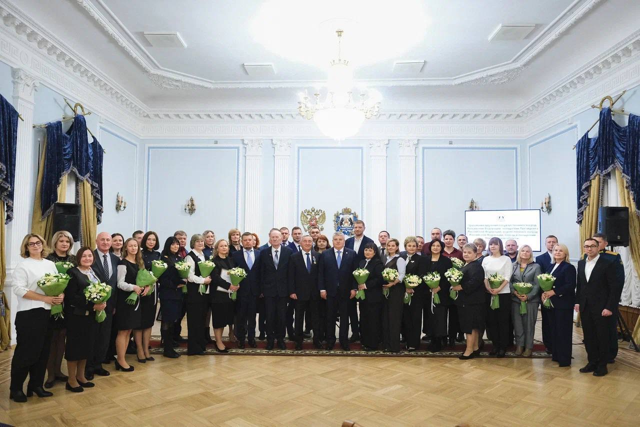 Губернатор Александр Дронов в День Конституции вручил новгородцам государственные награды Губернатор Александр Дронов в День Конституции вручил новгородцам государственные награды