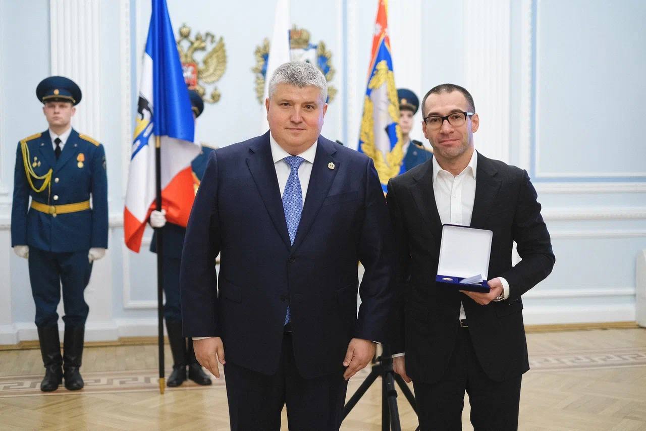 Губернатор Александр Дронов в День Конституции вручил новгородцам государственные награды Губернатор Александр Дронов в День Конституции вручил новгородцам государственные награды